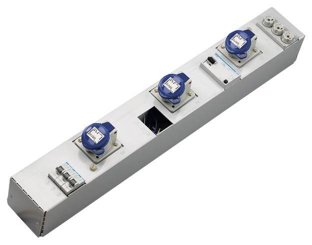 Un panneau électrique argenté avec trois prises bleues et plusieurs interrupteurs, utilisé pour l'alimentation électrique et le contrôle.