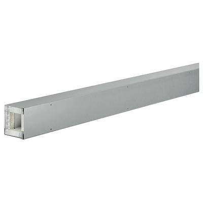 Un conduit métallique rectangulaire gris pour le logement des câbles. Il est droit et possède une section carrée.