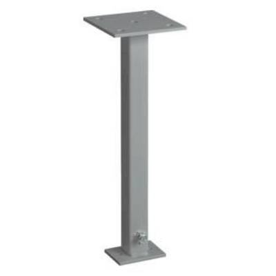 Socle métallique gris, base rectangulaire, tige verticale longue, plateau supérieur rectangulaire avec trous de fixation.