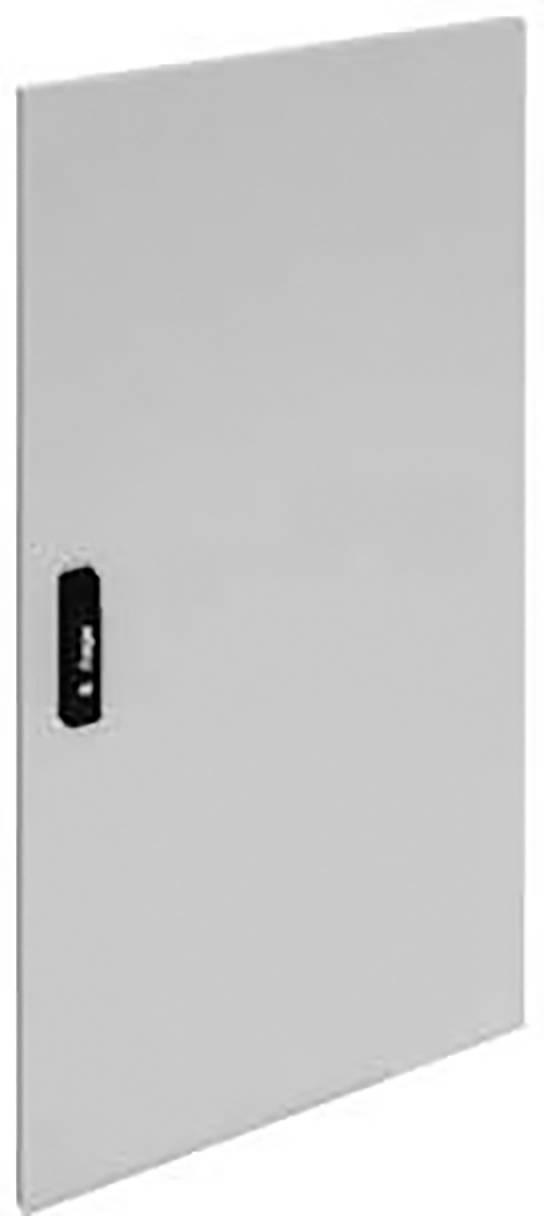 Porte d'un placard métallique avec une poignée noire, légèrement entrouverte.