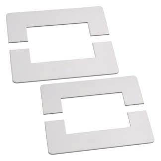 Deux cartes rectangulaires blanches avec un centre rectangulaire découpé, sur un fond blanc.