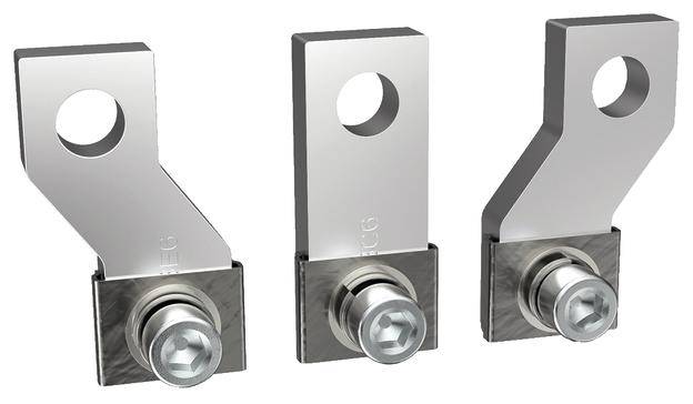 Trois supports métalliques argentés avec des vis. Chaque support a un trou en haut et est fixé par une vis à tête hexagonale.