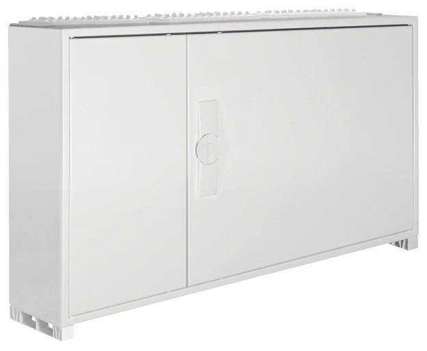 Un boîtier métallique blanc rectangulaire avec une porte, probablement un coffret de distribution ou électrique, installé de manière autonome.