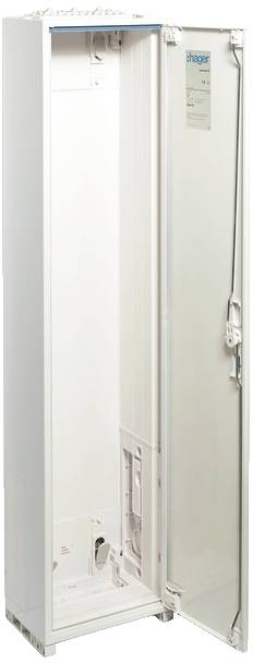Un coffret de distribution blanc, ouvert, avec des portes transparentes et le logo Hager, conçu pour le rangement sécurisé des équipements électriques.