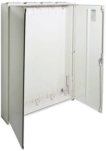 Un boîtier électrique vide avec une porte ouverte. La structure métallique blanche offre de l'espace pour des composants électriques et dispose d'une serrure de sécurité.