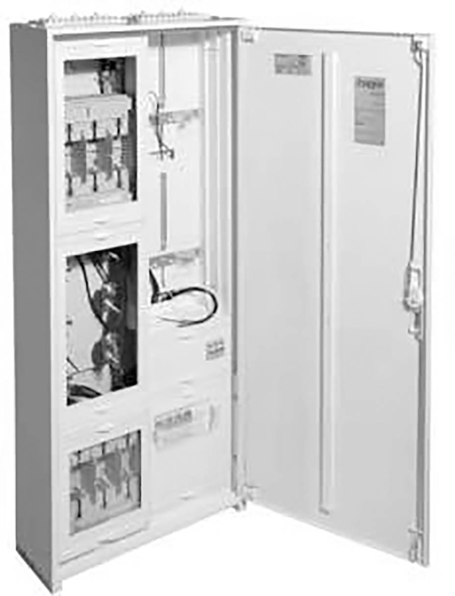 Un armoire électrique ouverte avec divers composants électriques et câbles disposés en rangées verticales.