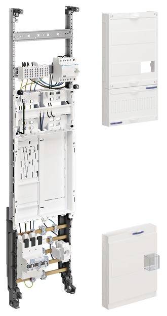 Répartiteur électrique vertical installé avec plusieurs sections, modules enfichables et protections de couverture, montrant le câblage interne et les composants de l'appareil.