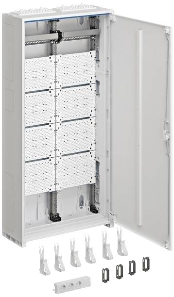 Une armoire électrique ouverte montre plusieurs circuits empilés. Des pièces d'accessoires comme des supports sont disposées devant.