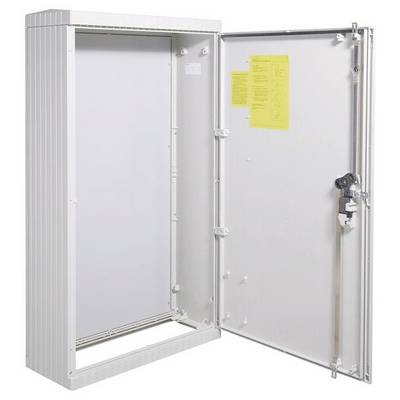 Un casier métallique blanc ouvert montre un intérieur vide. Sur la face intérieure de la porte est accroché une feuille d'information jaune.