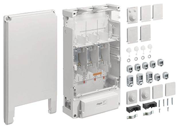 Boîte de distribution électrique avec compartiments ouverts et ensemble complet d'accessoires. Idéal pour l'installation de composants de protection.