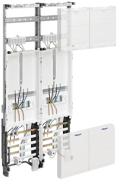 Armoire électrique avec deux rangées verticales de modules, plusieurs câbles et interrupteurs. Le couvercle droit est à moitié soulevé.