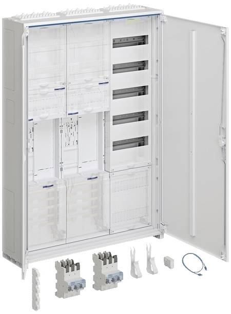 Armoire de distribution ouverte avec modules et câblage ; les composants pour l'installation sont disposés devant.