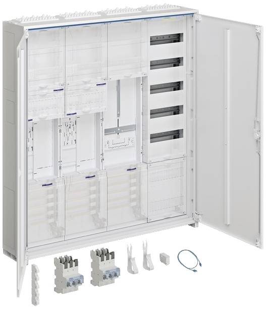 Armoire électrique avec portes ouvertes, montrant les modules et les connexions internes. Deux disjoncteurs différentiels et des accessoires sont placés devant.