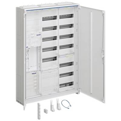 Armoire électrique ouverte avec des compartiments modulaires, divers câbles et accessoires de montage, destinée au câblage structuré.