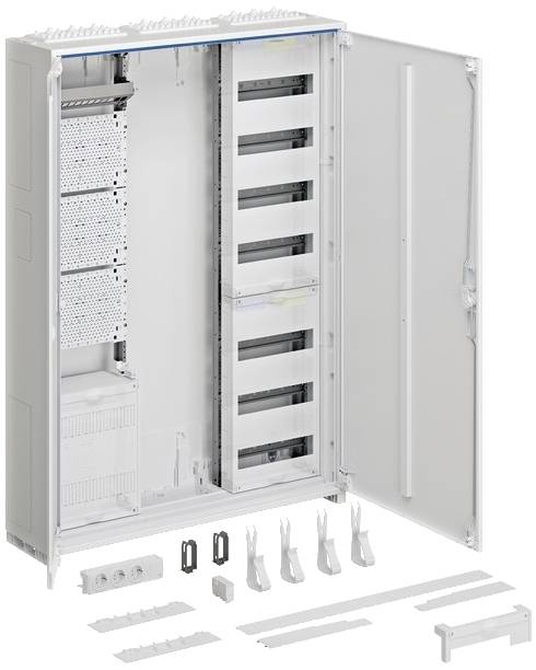 Armoire électrique ouverte avec des appareils et des accessoires intégrés disposés sur le sol.