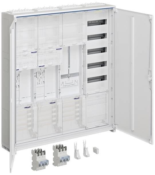 Une armoire électrique ouverte avec plusieurs emplacements et compartiments vides. Deux fusibles et des pièces accessoires sont posés devant.