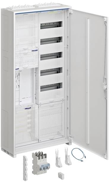 Armoire de distribution grise ouverte avec plusieurs étagères, contenant des composants électroniques et des câbles. Utilisée pour l'organisation des composants électroniques.