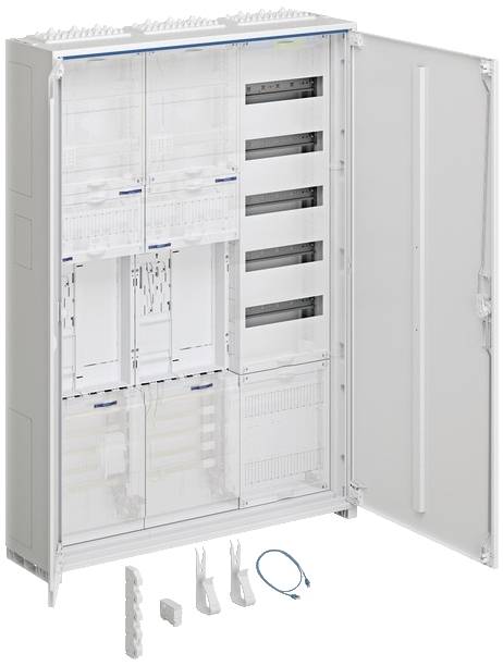 Une armoire électrique ouverte avec plusieurs compartiments et modules pour la distribution électrique, composants de gestion de câbles illustrés ci-dessous.
