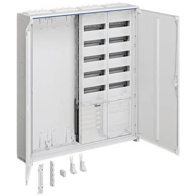 Grand armoire électrique ouverte à plusieurs compartiments, avec des accessoires disposés devant. Adaptée à l'installation de composants électriques.