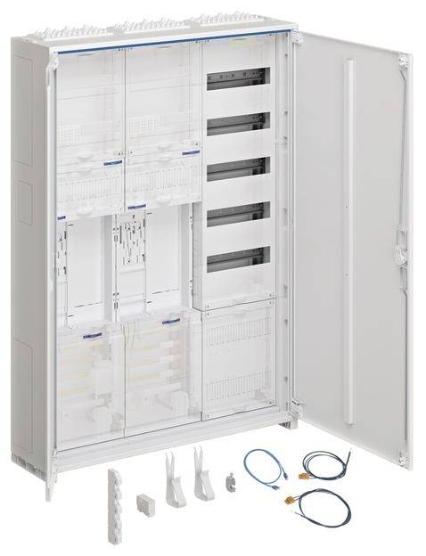 Armoire de distribution ouverte avec des câbles et des connexions réseau, montrant une infrastructure plus large pour la distribution de signaux de communication.