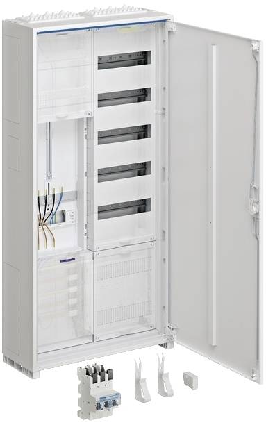 'Armoire électrique ouverte avec des câbles visibles et des unités opérationnelles vides. Des pièces accessoires sont posées au sol devant l'armoire.'