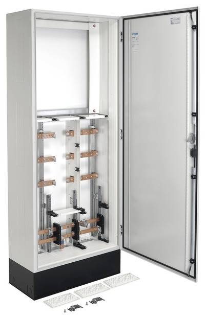 Un coffret électrique ouvert avec des barres de cuivre et du matériel de montage. Adapté pour les installations électriques. Les accessoires sont disposés en dessous.