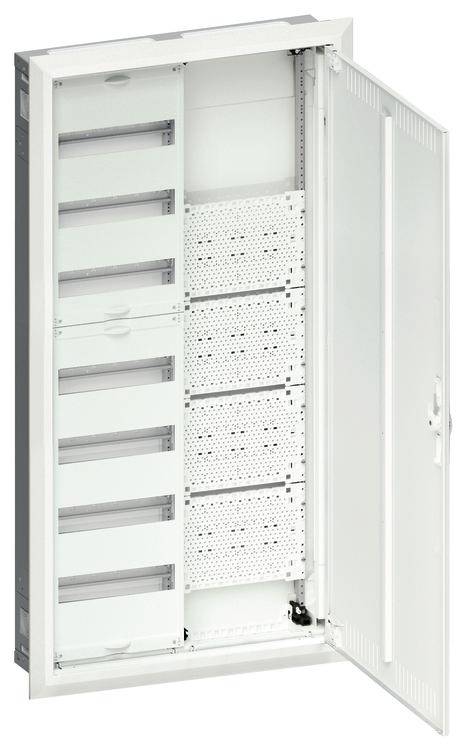 Boîtier de distribution blanc ouvert avec plusieurs circuits vides et des plaques de montage perforées à l'intérieur.