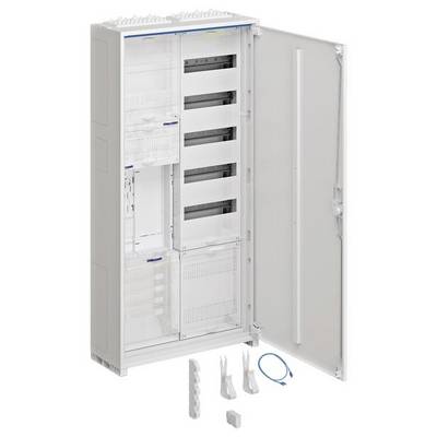 Un armoire électrique ouverte montre plusieurs étagères destinées à accueillir des composants électroniques. À côté se trouvent des accessoires de gestion de câbles.