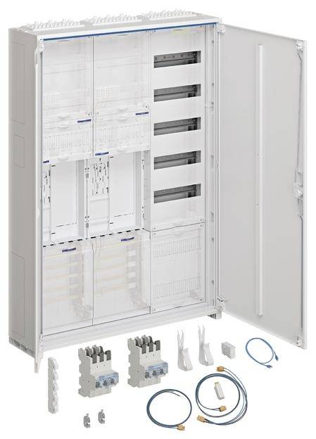 'Un tableau électrique avec une porte ouverte montre différents composants électriques et connexions. Quelques câbles et interrupteurs sont placés à l'avant.'