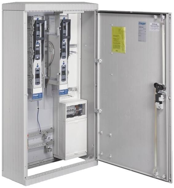 Un armoire électrique ouverte avec plusieurs composants électriques et interrupteurs. Un panneau d'avertissement jaune est fixé à l'intérieur de la porte.