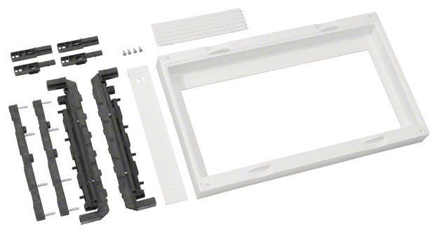 Sur l'image sont représentés différents composants d'un kit de montage en plastique blanc. On y trouve notamment un cadre rectangulaire et des pièces de fixation.