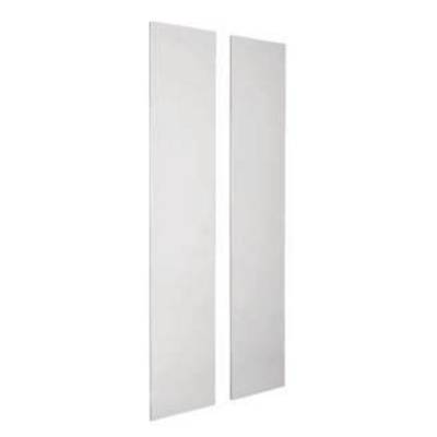 Deux panneaux blancs étroits et verticaux, disposés côte à côte.