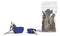 Des hommes vident des déchets dans des conteneurs bleus. Un grand sac en plastique scellé, plein de cendres et de débris, se trouve à côté.