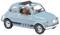 Une petite Fiat 500 bleu clair avec un toit ouvrant. À l'intérieur, une petite poupée est au volant et un chien en peluche marron est assis sur la banquette arrière.