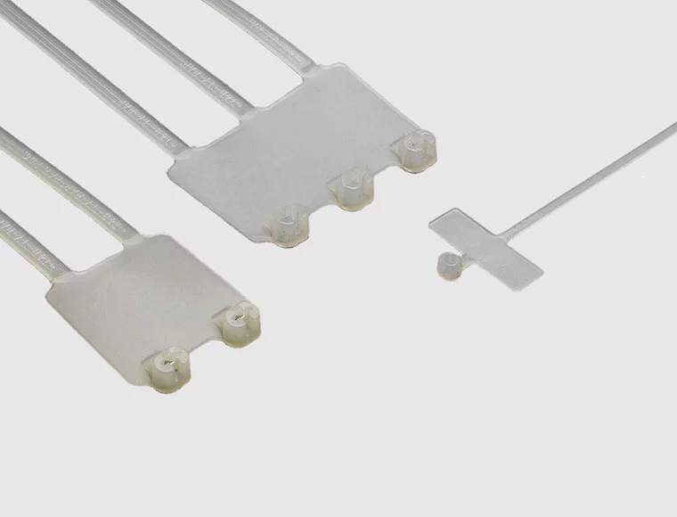 Capteurs médicaux transparents avec câbles sur fond blanc, utilisés pour la surveillance des paramètres vitaux.