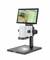 Microscope numérique avec écran affichant un texte agrandi sur un document. Application principale : agrandissement et vérification de textes.