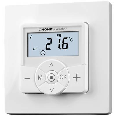 Un thermostat numérique sur le mur affiche une température de 21,6 degrés Celsius. L'écran présente des symboles d'horloge et de musique.