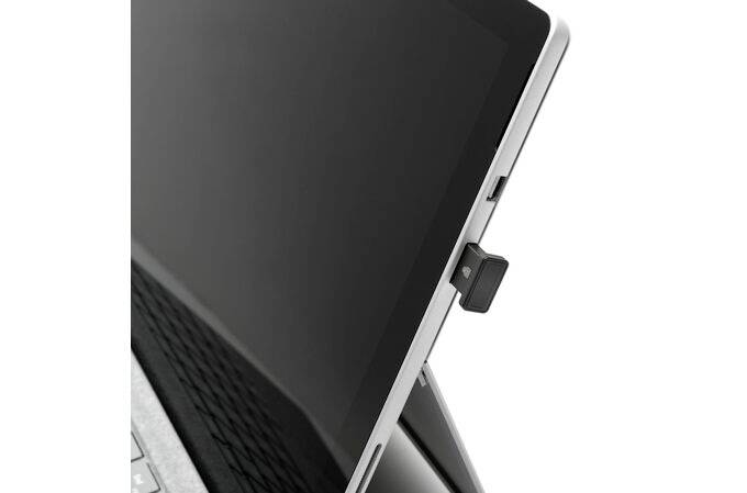 Un ordinateur portable doté d'un dongle USB remarquable sur le côté, pouvant être utilisé pour des périphériques externes ou des connexions réseau.