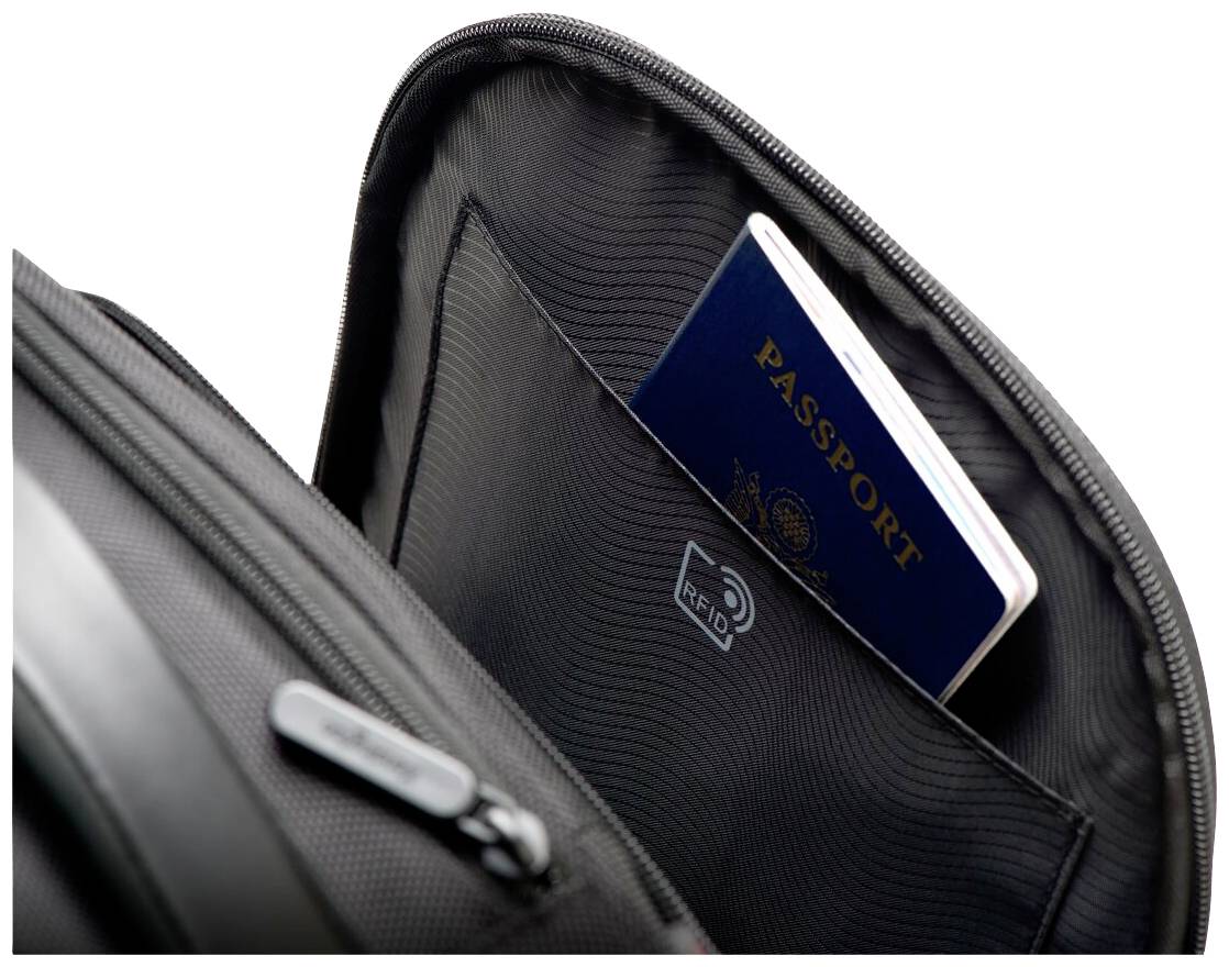 Un gros plan sur un compartiment ouvert de valise où se trouve un passeport bleu portant l'inscription 'PASSPORT'.