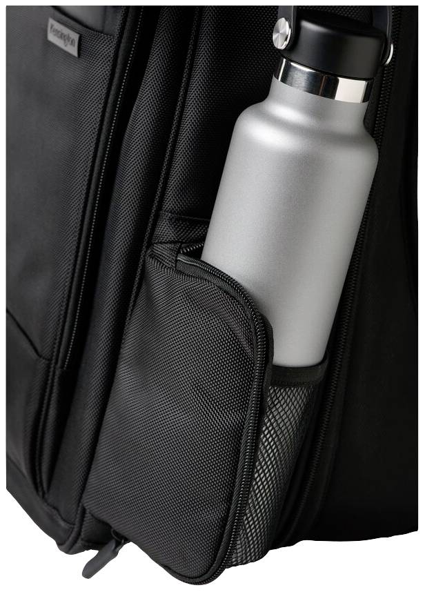 Une bouteille d'eau en argent est glissée dans un filet latéral d'un sac à dos noir.