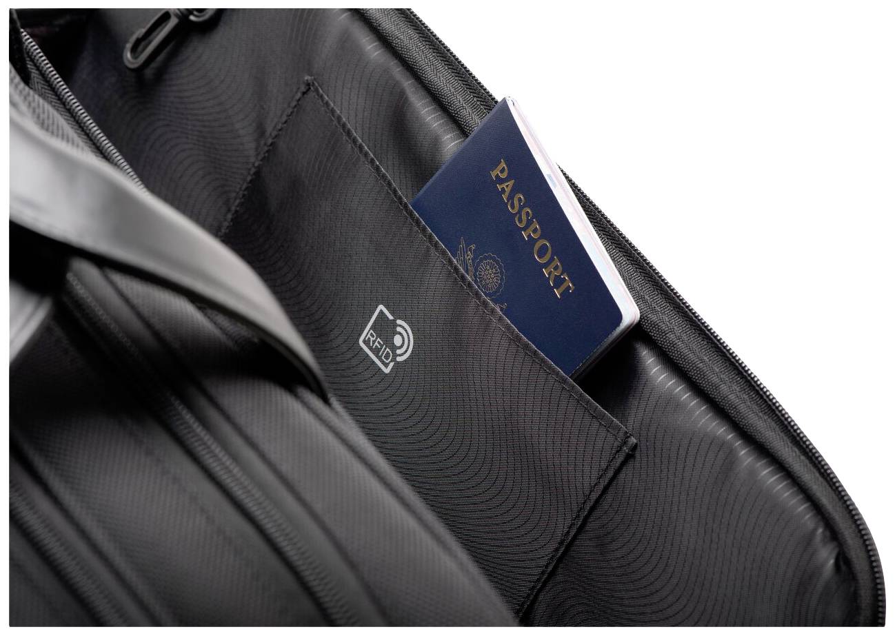Passeport dans un compartiment noir de valise. Gros plan, montrant le passeport et le symbole RFID sur le sac.