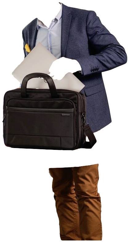 Une personne en costume d'affaires glisse un document dans un attaché-case noir.