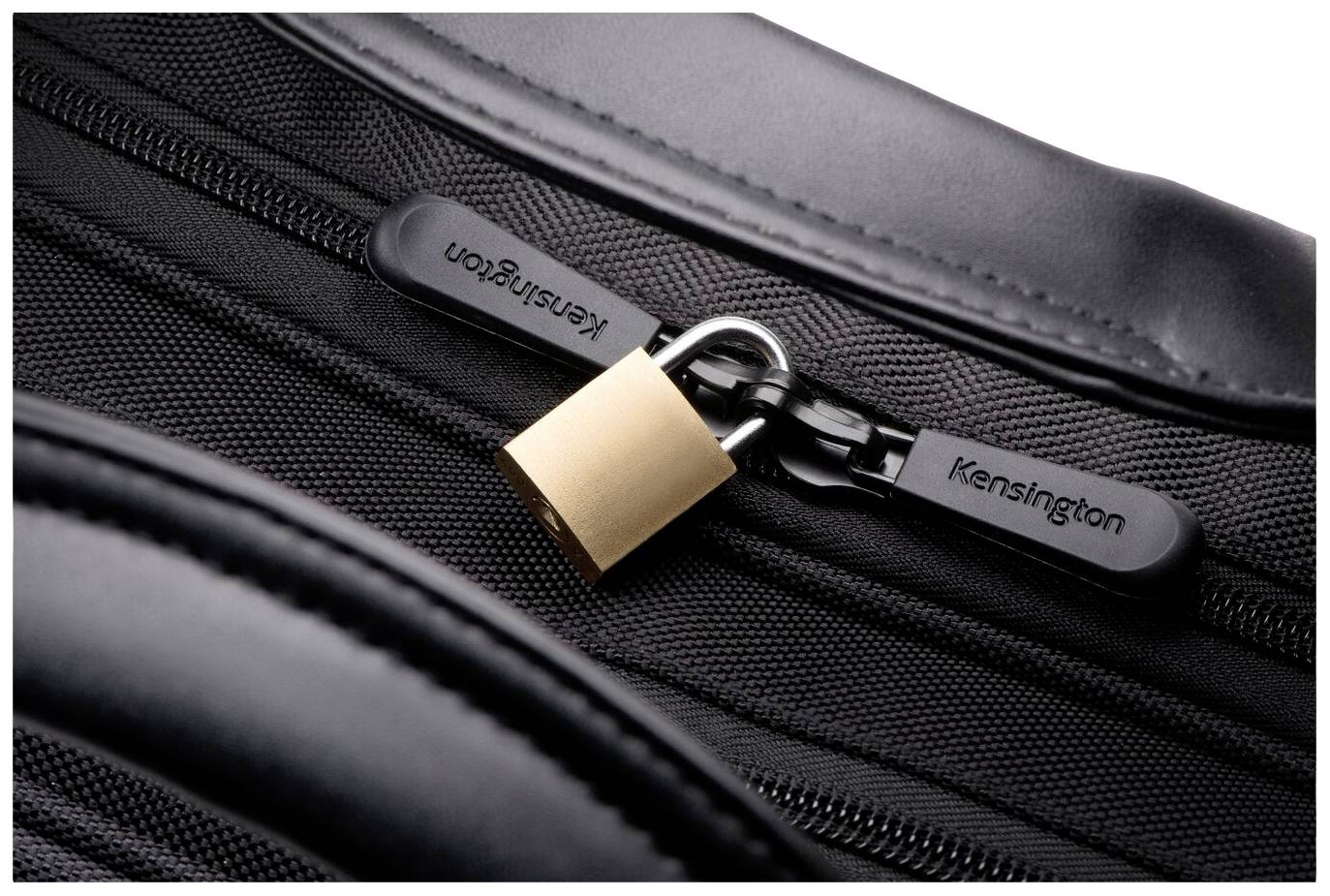 Valise noire avec deux fermetures à glissière, sécurisées par un petit cadenas doré.