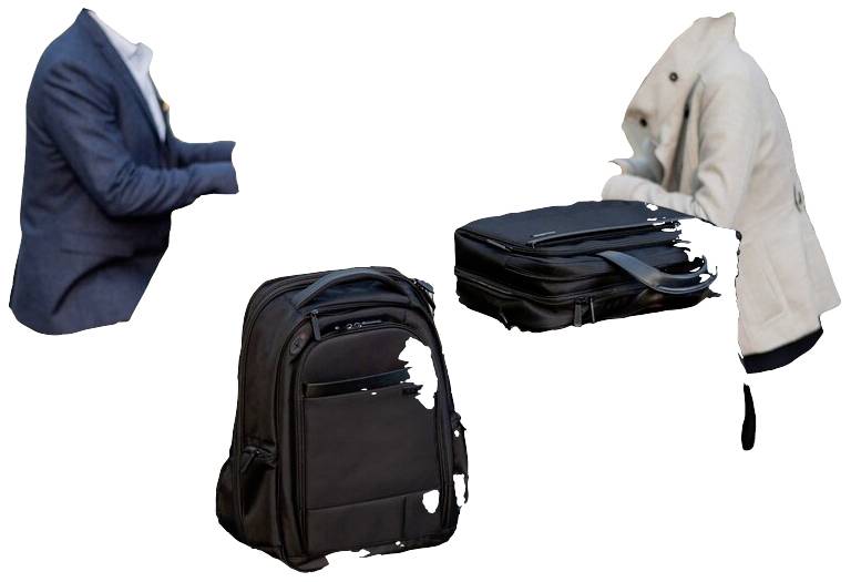 Un homme et une femme avec des mallettes se font face. Un sac à dos noir est posé au sol. Contexte de réunion d'affaires.