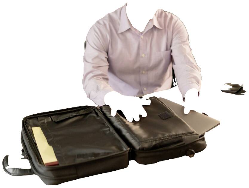 Une personne portant une chemise claire déballe un attaché-case noir ouvert posé sur une table. Un ordinateur portable et des documents sont visibles.