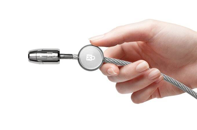 Une main tient un câble de verrouillage de sécurité avec un cadenas cylindrique. Adapté pour sécuriser des appareils ou des objets.