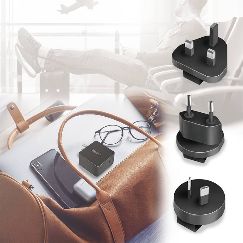 Sac de voyage avec smartphone et lunettes. Trois adaptateurs de voyage différents à côté. En arrière-plan, une personne dans un terminal d'aéroport.
