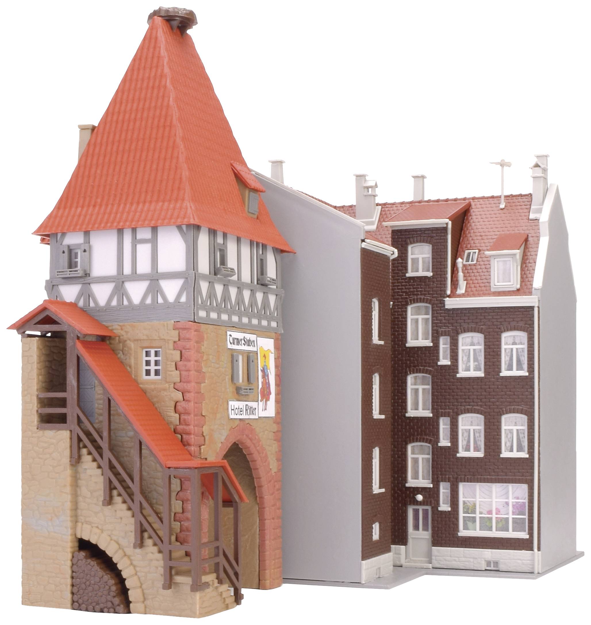 Une maison modèle avec un toit de tourelle rouge et à colombages, qui donne sur une maison moderne en briques.