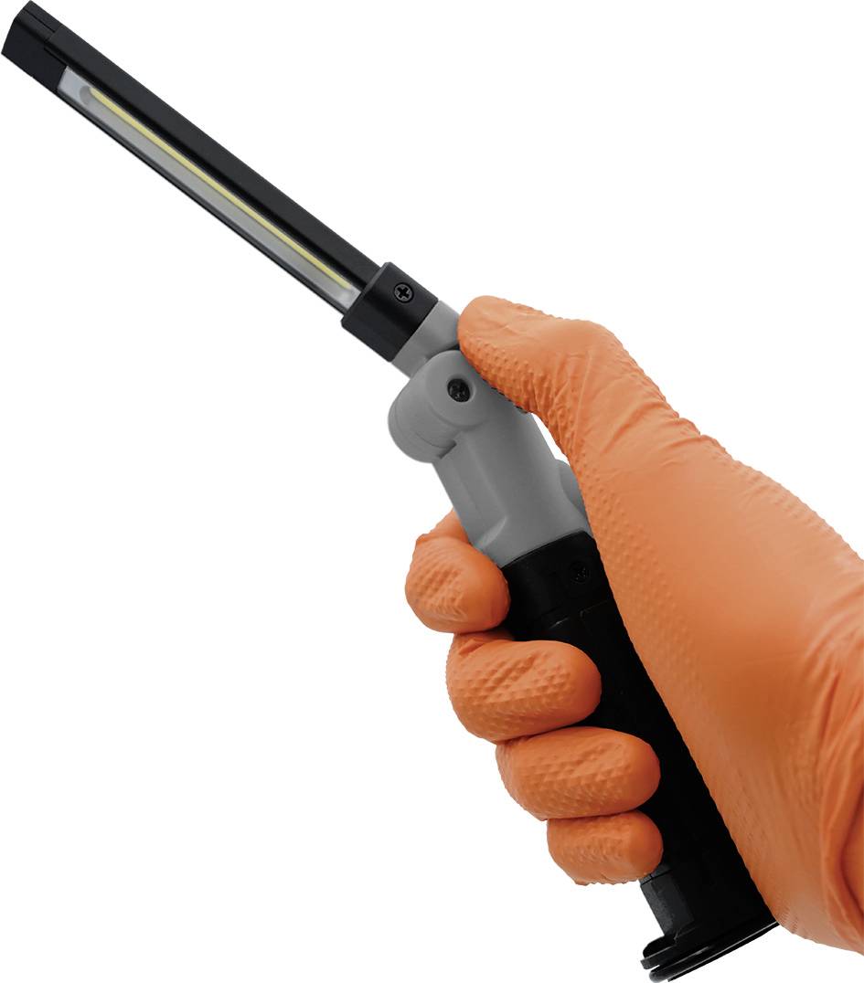 'Un gant orange tient une lampe de travail LED à la main.'