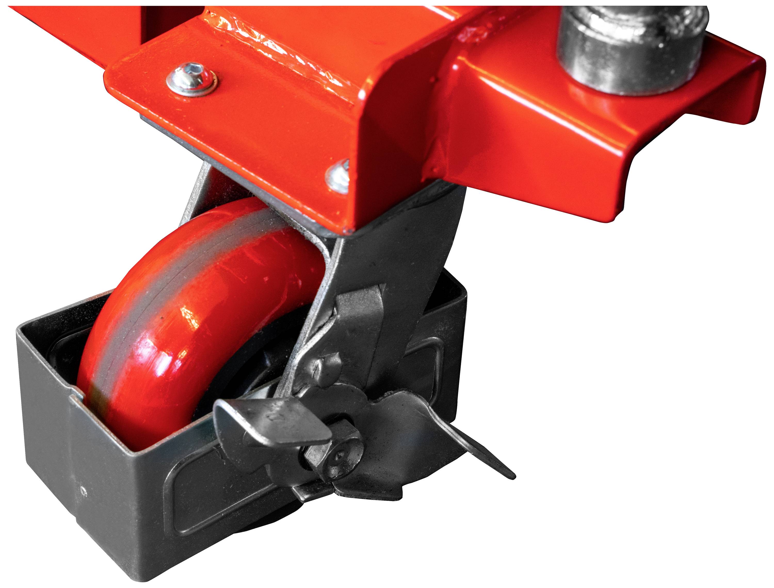 Roue métallique rouge d'un chariot de transport équipée d'un frein, adaptée aux charges lourdes.